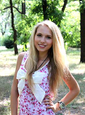 Communicative bride Alina from Kiev (Ukraine), 27 yo, hair color blonde